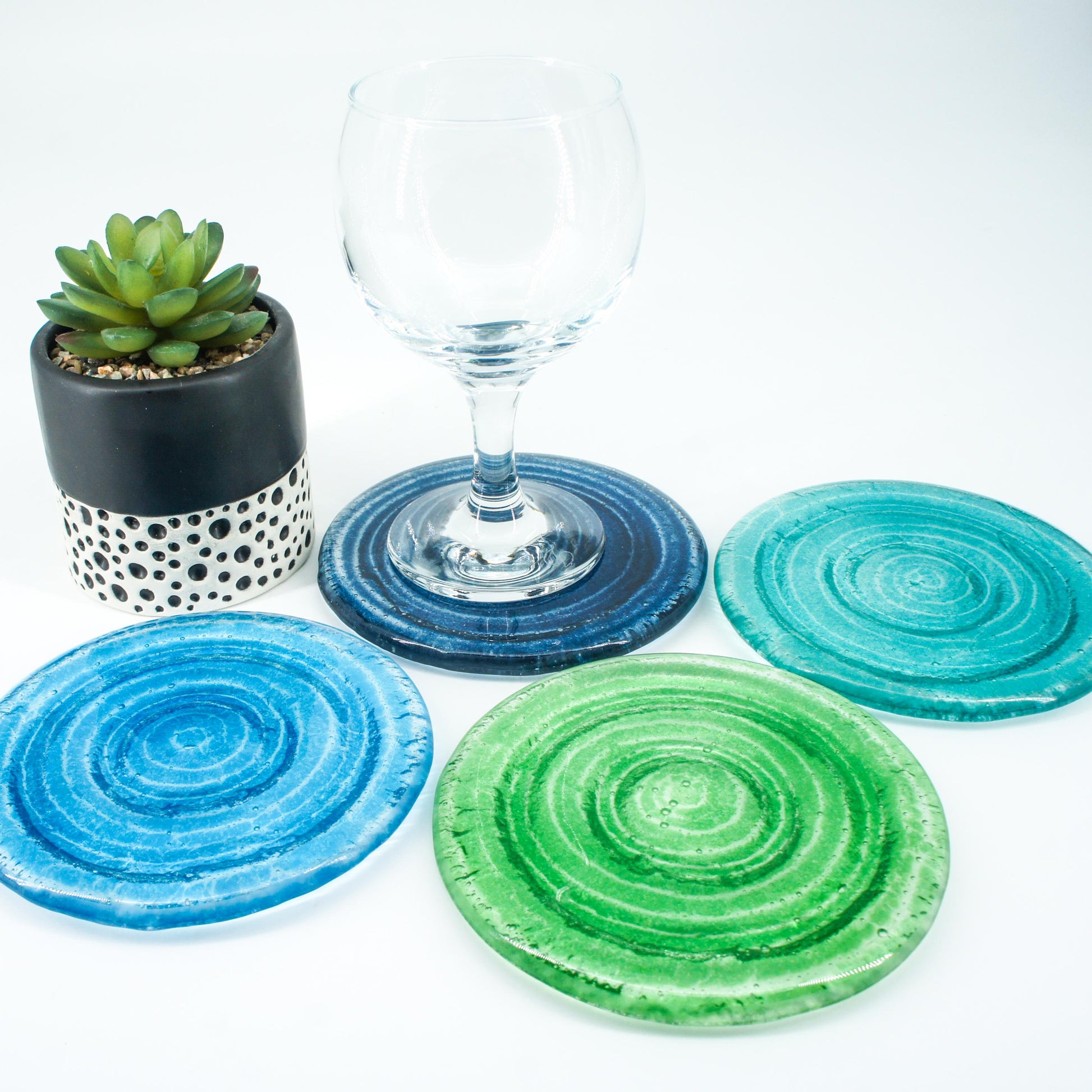round fused glass coasters
coaster set
wine lovers gift
gift set
personalised coaster
wedding present
desk decor
new home gift
coffee table decor
flower coaster
drinkware daisy
glass placemats
housewarming gift