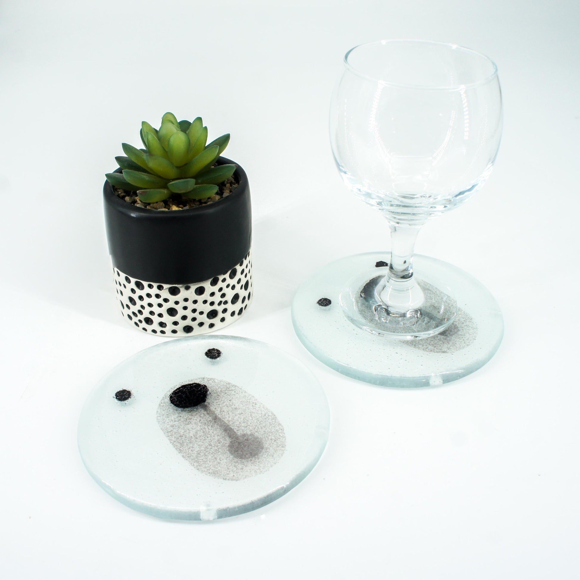 1 round polar bear face fused glass coaster
1 Polar Bear Fused Glass Coaster 11cm(4 1/3"), white polar bear round coaster, sea glass art, single coaster, handmade glass