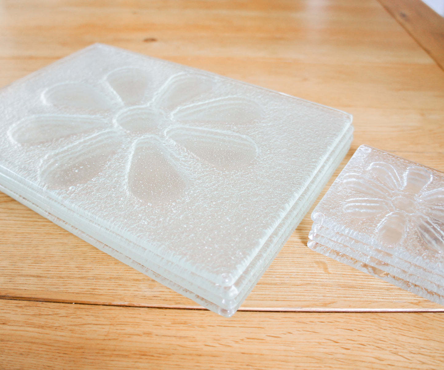 Set of Daisy Placemat + matching coaster - 30x20cm(11 3/4 x 8 1/4") and 10cm(4")